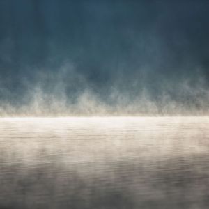 wanddecoratie Morning fog at the lake