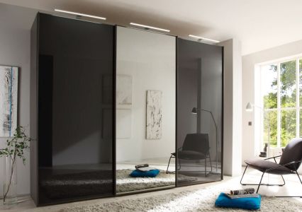 moderne slaapkamerkast met zwarte deuren en een spiegel
