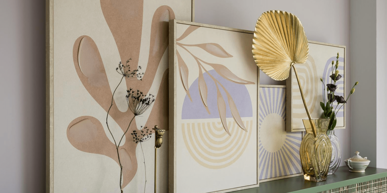 Wanddecoratie en vaas